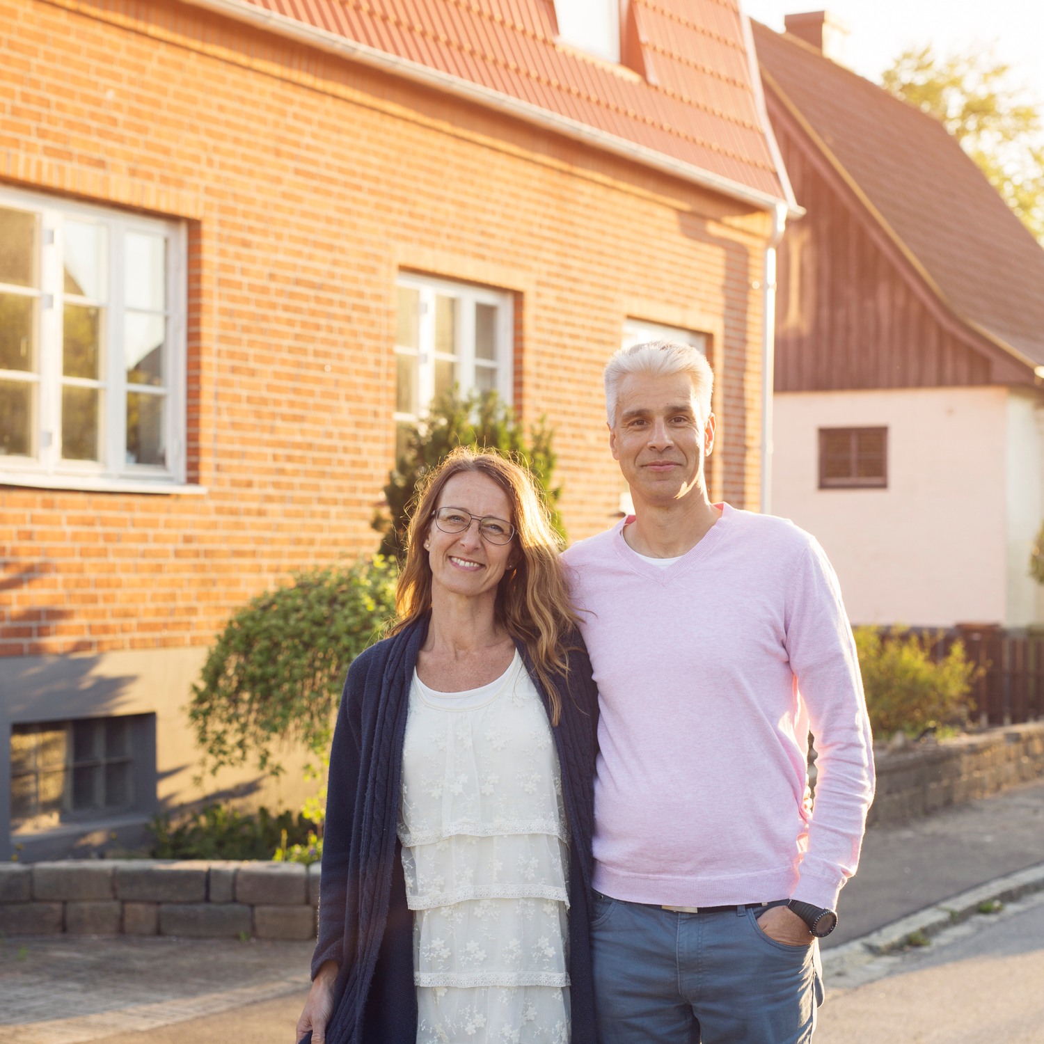 Man och kvinna framför villa. 